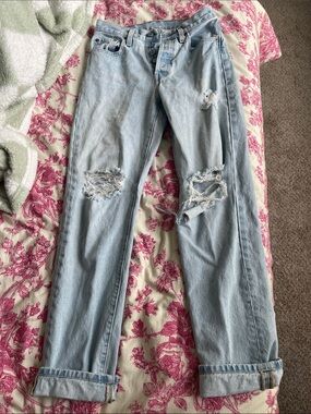 Light Wash Distressed Levi’s Jeans - Casual Slim Fit